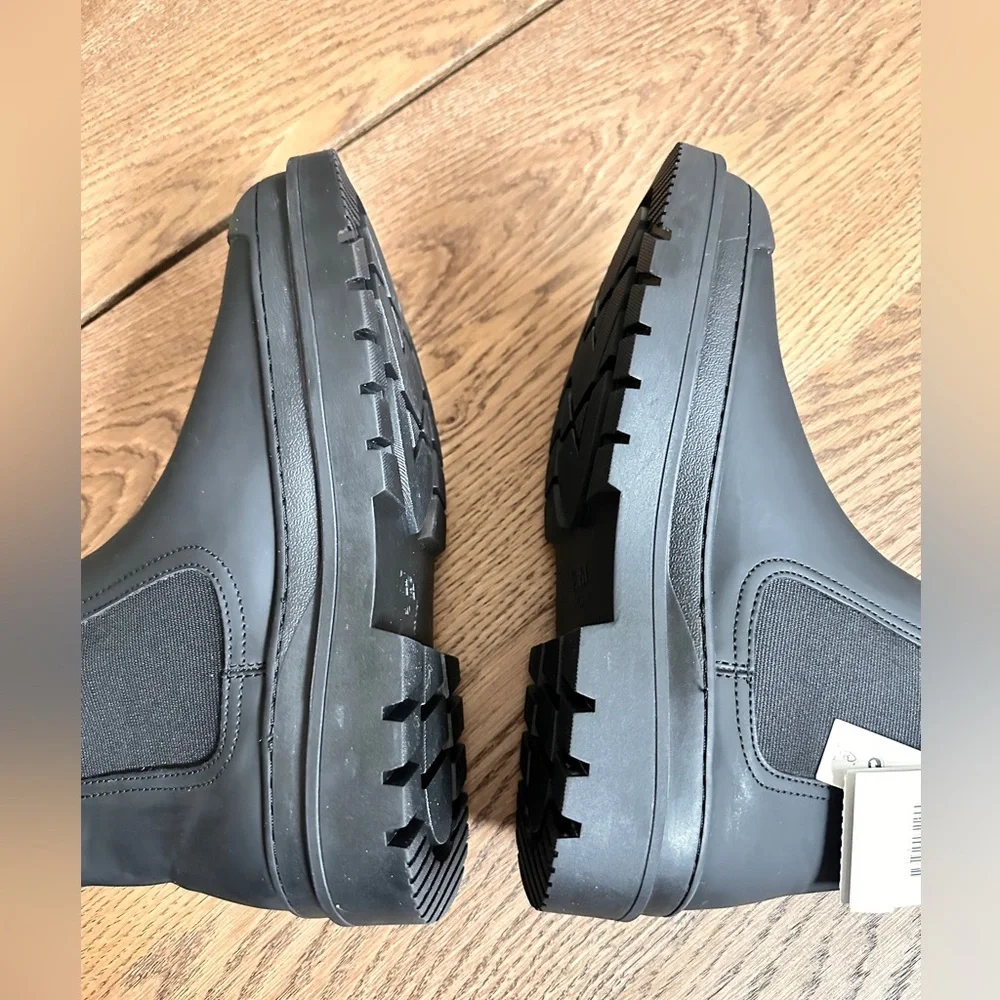 NWT. Zara Men Rubberized Chelsea boots Sz EU 40 US 7